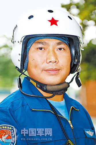 中國(guó)飛行員駕戰(zhàn)機(jī)“無腿”迫降 機(jī)腹僅輕微擦傷