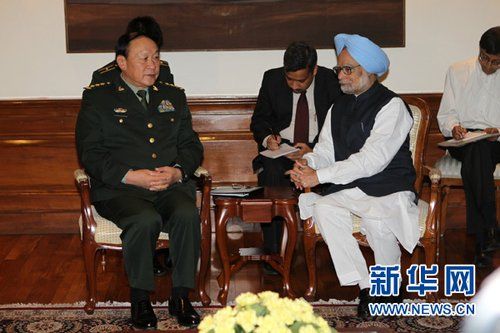 9月4日，在印度首都新德里的總理府，印度總理曼莫漢·辛格（右）會見中國國務(wù)委員兼國防部長梁光烈。
