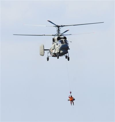 演習(xí)中，搜救直升機(jī)營(yíng)救“落水人員”