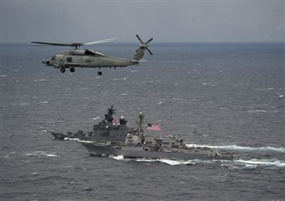 2011年1月10日，美國海軍驅(qū)逐艦與日本海上自衛(wèi)隊“鞍馬”號驅(qū)逐艦在日本長崎縣附近海域舉行聯(lián)合海上演習。資料圖片