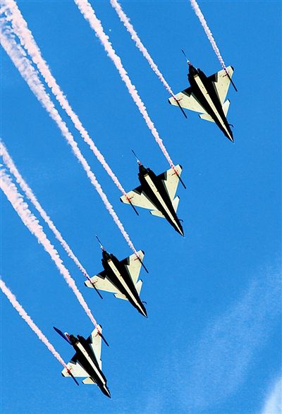 藍(lán)天為紙，6架紅藍(lán)涂裝的殲-10戰(zhàn)機(jī)縱情潑墨寫意