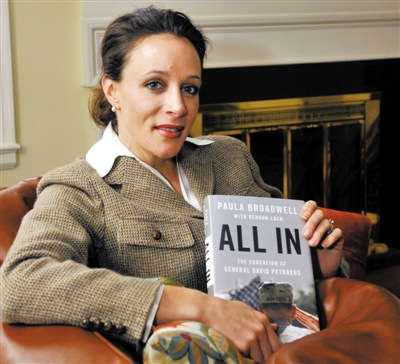 中情局前局長彼得雷烏斯情婦、傳記作家布羅德維爾