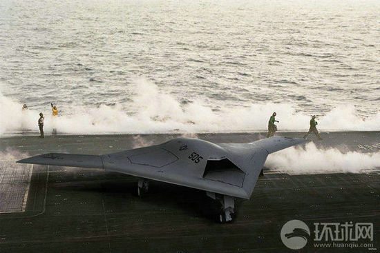 資料圖：X-47B無(wú)人機(jī)在林肯號(hào)航母上進(jìn)行系統(tǒng)連接測(cè)試。