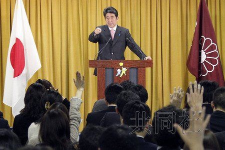 12月17日，日本自民黨總裁安倍晉三17日在黨總部會(huì)見記者，表示考慮與日本維新會(huì)和眾人之黨攜手修改憲法。