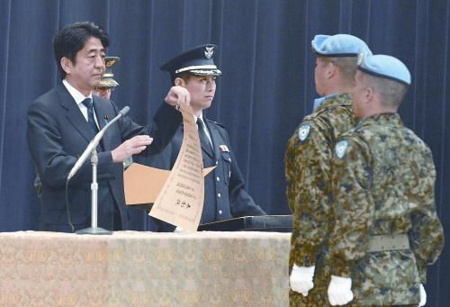 20日，日本首相安倍晉三向回國的戈蘭高地維和自衛(wèi)隊遞交政府獎狀。安倍在儀式上稱，近年“日本周邊的安全保障環(huán)境更加嚴(yán)峻”，為此將修改《防衛(wèi)計劃大綱》，進(jìn)一步加強(qiáng)日美同盟。