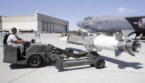 資料圖：美軍嘗試將“X-51 Wave Rider”飛行器掛在一架“B-52”轟炸機下，發(fā)射升空。