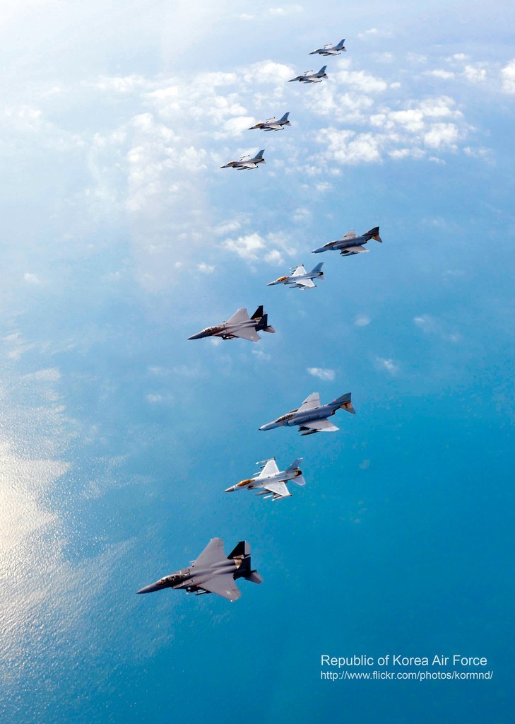圖為韓空軍KF-16戰(zhàn)機、F-4戰(zhàn)機、F-15K兩代三型戰(zhàn)機編隊升空練作戰(zhàn)。