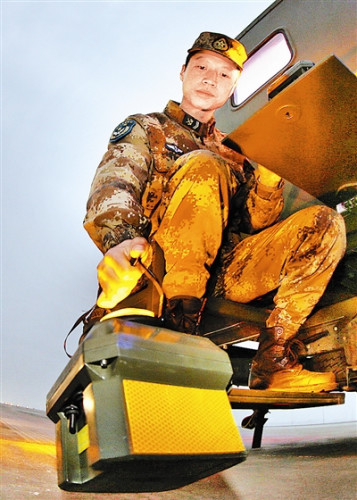 燈光班戰(zhàn)士乘坐布設車在跑道上快速布燈。