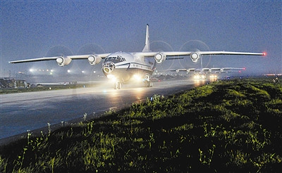 戰(zhàn)鷹在燈光引導下準備起飛