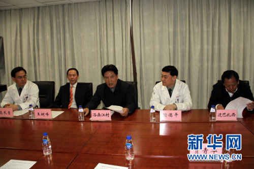 西藏自治區(qū)政府主席洛桑江村(左三)、副主席邊巴扎西(右一)一行來到解放軍總醫(yī)院，向牽頭“慈善援藏”救助活動的解放軍總醫(yī)院醫(yī)護人員表達謝意并贈送牌匾。蔡琳琳 攝