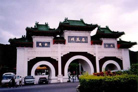 位于臺(tái)北的忠烈祠供奉著從孫中山革命，到抗日戰(zhàn)爭(zhēng)，解放戰(zhàn)爭(zhēng)所有陣亡國民黨士兵的靈位。