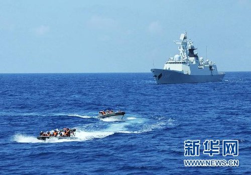 3月28日，十余名臨檢拿捕隊員從玉林艦出發(fā)，乘小艇駛向模擬可疑商船的艦只。