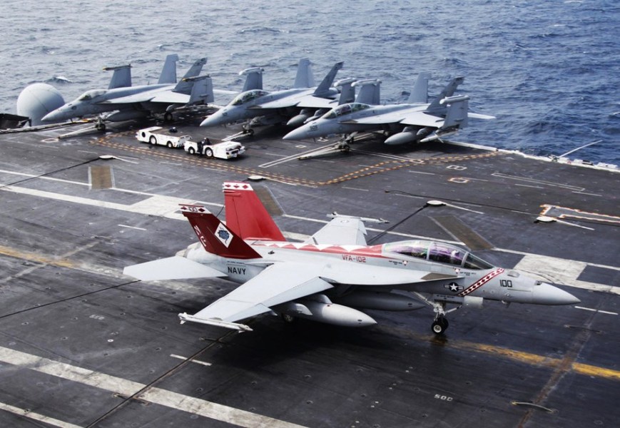 隸屬小鷹號航母的VFA 102 響尾蛇中隊的F/A-18F超級大黃蜂戰(zhàn)機涂上了紅色的CAG brid