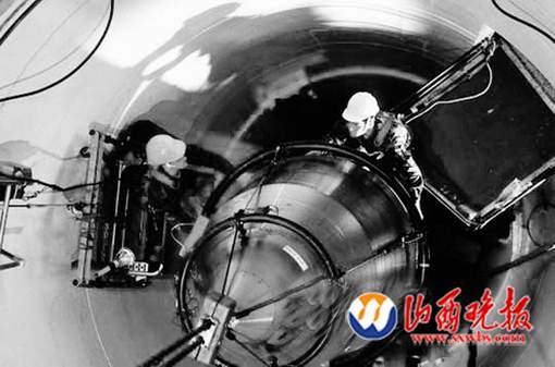 美國(guó)空軍人員將一枚“民兵3”型洲際彈道導(dǎo)彈導(dǎo)入制導(dǎo)設(shè)備。