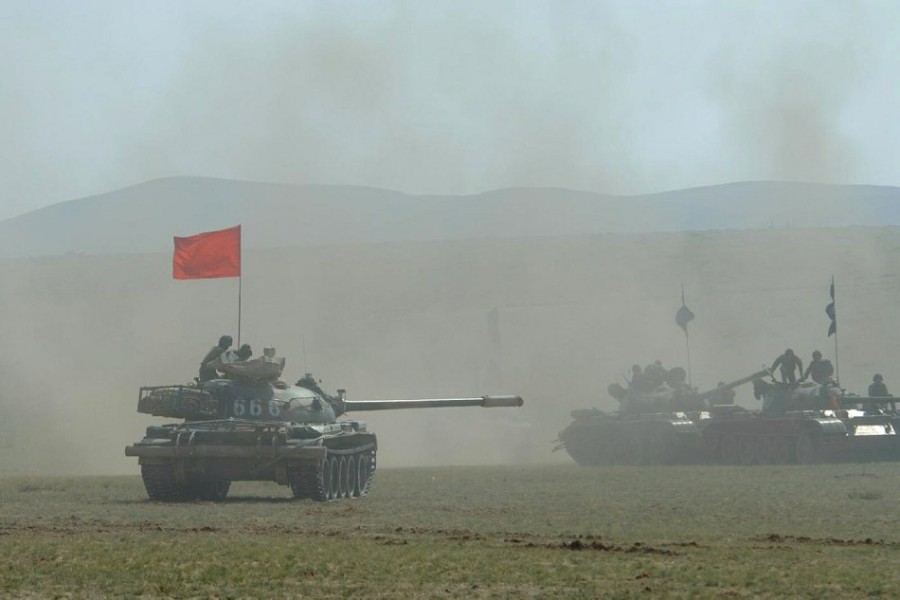 　　火車上59式坦克密密麻麻。