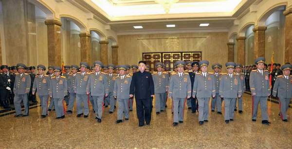 朝鮮最高領(lǐng)導(dǎo)人金正恩于15日零時(shí)率領(lǐng)朝鮮軍方高級干部參拜了安置金日成和金正日遺體的錦繡山太陽宮。