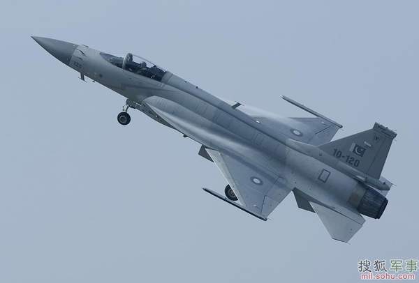 巴基斯坦梟龍戰(zhàn)機(jī)獻(xiàn)技珠海航展。