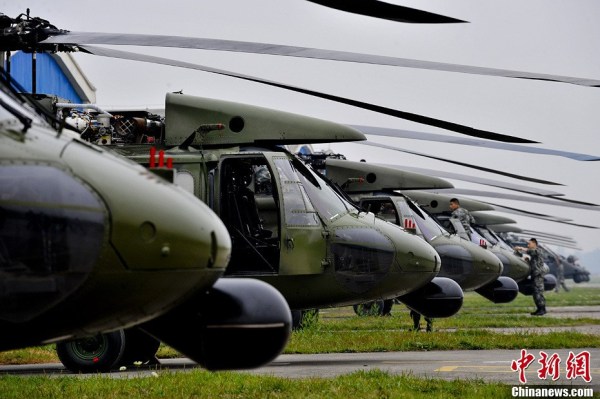 4月22日，成都軍區(qū)十三野戰(zhàn)軍陸航旅抗震救災(zāi)英雄團(tuán)的直升機(jī)群，抓住四川雅安地震災(zāi)區(qū)日落前夕濃積雨霧天