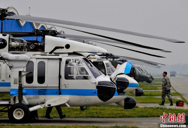 4月22日，成都軍區(qū)十三野戰(zhàn)軍陸航旅抗震救災(zāi)英雄團(tuán)的直升機(jī)群，抓住四川雅安地震災(zāi)區(qū)日落前夕濃積雨霧天