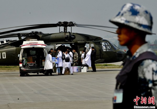 　4月22日，成都軍區(qū)十三野戰(zhàn)軍陸航旅抗震救災(zāi)英雄團(tuán)的直升機(jī)群，抓住四川雅安地震災(zāi)區(qū)日落前夕濃積雨霧