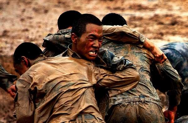 資料圖：濟(jì)南軍區(qū)某部特種兵魔鬼訓(xùn)練。