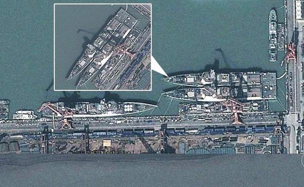 在大型船塢內(nèi)舾裝的兩艘052D導(dǎo)彈驅(qū)逐艦，注意右側(cè)的船塢內(nèi)實際上正在建造第三艘052D導(dǎo)彈驅(qū)逐艦。