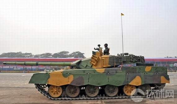 原文配圖：MBT-2000坦克參加孟加拉國(guó)閱兵。