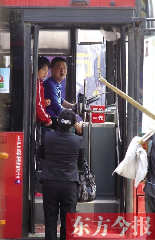 梅麗手持殘疾人證等車時(shí)，多次被司機(jī)婉言謝絕