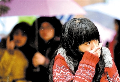 大學(xué)路附近，一位美女冷得縮起脖子。 晚報(bào)記者 馬健 圖