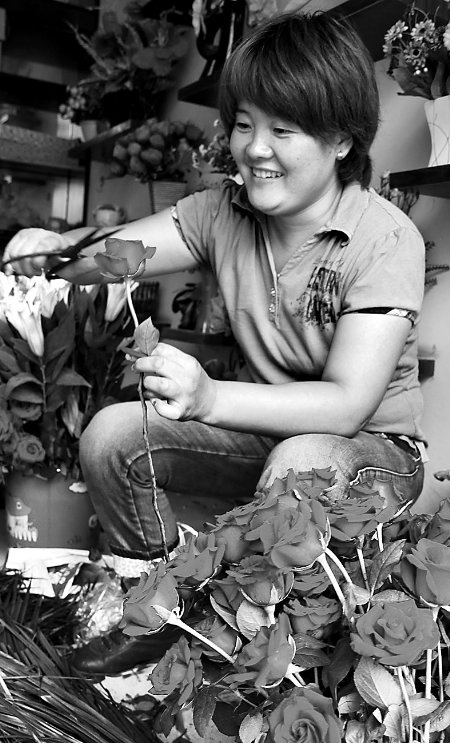 8月21日，內(nèi)黃縣一家鮮花店的工作人員正在包裝鮮花。