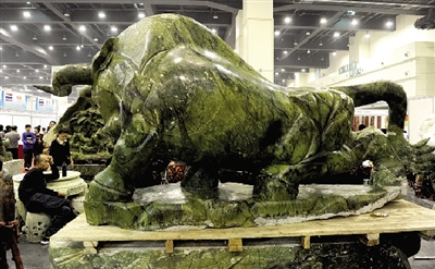 巨大的玉雕“?！? complete=