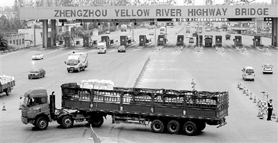 一輛6軸大貨車被路政人員勸阻后，掉頭返回