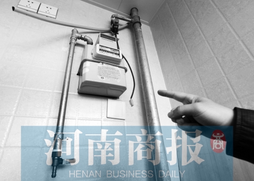天然氣管裸露，有居民稱安裝好的燃氣灶具一直閑置