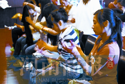 演出前，她們仔細檢查每一處細節(jié)