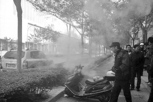 暖氣管爆裂，熱水熱氣從花壇中噴出。