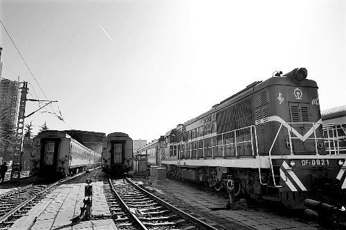 　　鄭州車輛段，擦拭一新的列車整裝待發(fā)。