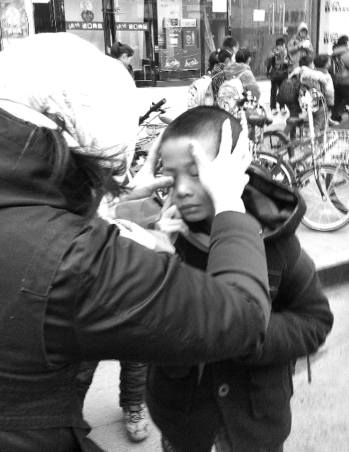 春天風沙大，一孩子被風沙瞇了眼