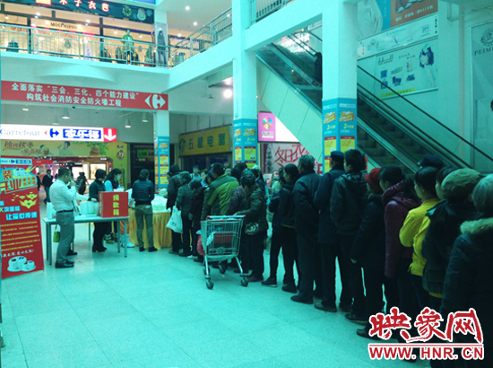 市民爭(zhēng)相排隊(duì)“買”蛋糕獻(xiàn)愛心