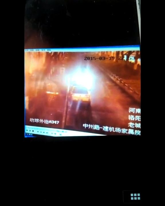 洛陽(yáng)中州路深夜三輛轎車(chē)爭(zhēng)相“接吻”
