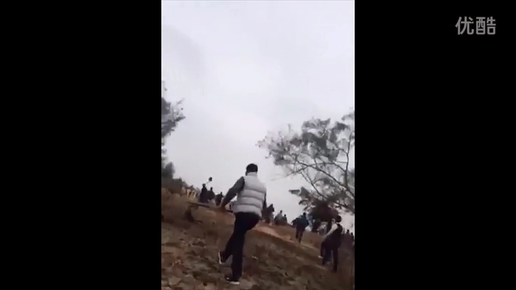 廣東退休官員修墓被指破壞鄰居祖墳風(fēng)水，雙方百人火拼現(xiàn)槍聲