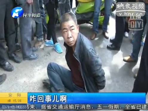 男子鬧市搶手機當(dāng)場被抓