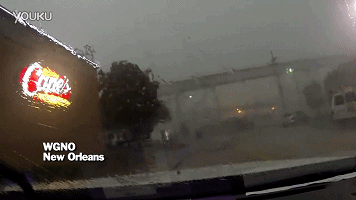 好可怕！大風把火車從橋上吹了下來