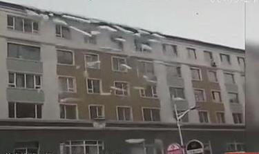 壯觀！樓房變冰雕瀑布