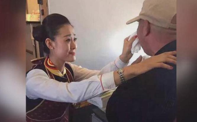 贊！空姐跪地喂河南老人吃飯