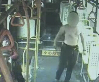 上車光膀子 這是要干啥？