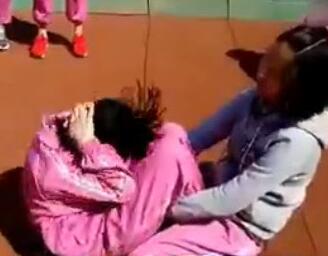 仰臥起坐險(xiǎn)癱瘓 正確姿勢(shì)咋做？