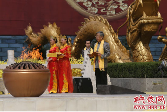 中華炎黃文化研究會(huì)會(huì)長(zhǎng)許嘉璐宣讀拜祖大典拜祭文。映象網(wǎng)記者 邵恰 攝