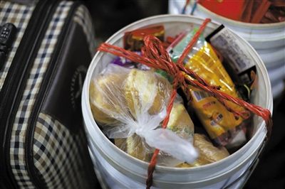 周雅麗的桶里裝滿了食物