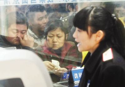 胡娜認(rèn)真、耐心地向旅客介紹票務(wù)情況