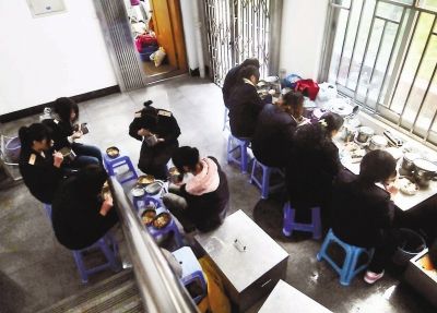 短短半個(gè)小時(shí)就餐休息時(shí)間，售票員們把椅子當(dāng)餐桌，擠在不到20平方米的地方吃飯